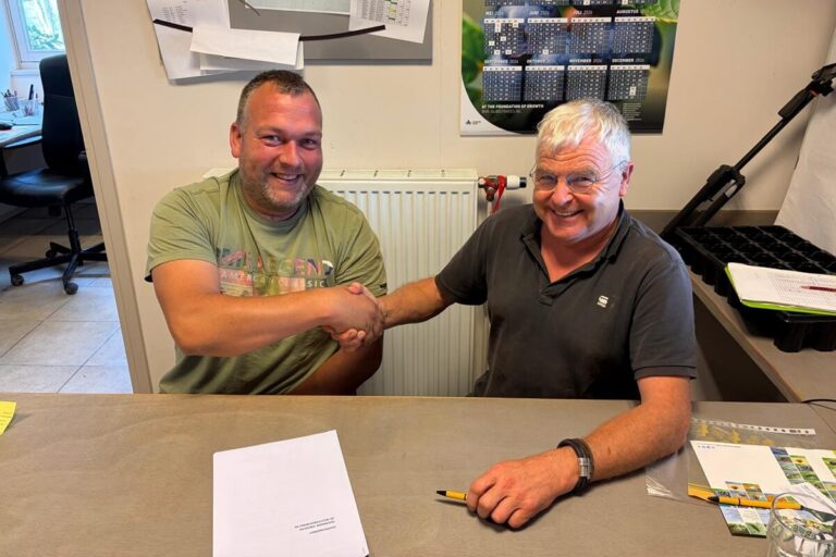 Two representatives of the Sikkert Berry's and De Westerbouwing transaction shaking hands