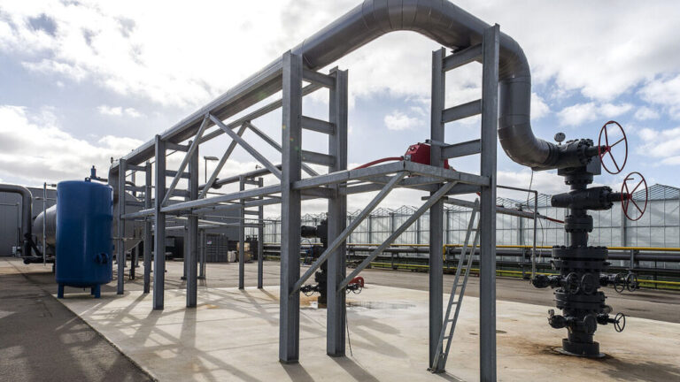 Geothermal heat infrastructure beside greenhouses in the Netherlands