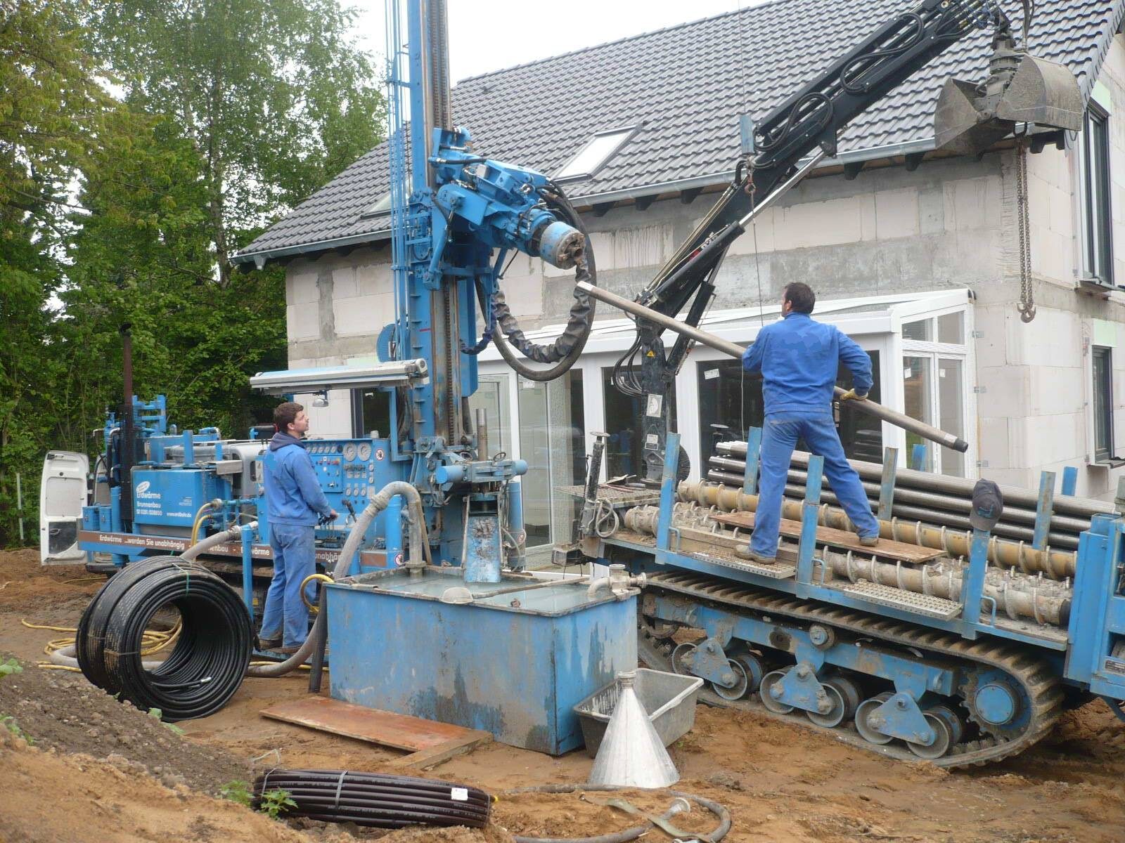 Drilling rig creating a vertical geothermal borehole at an unrelated site, used to illustrate the planned Geochang ground-loop works